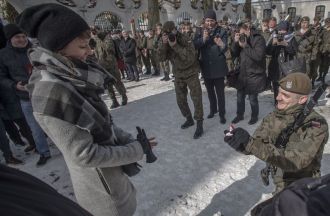 Na zdjęciu: szer. Wojciech Ostrysz z 22 Batalionu Lekkiej Piechoty w Dęblinie poprosi o rękę wybrankę swego serca